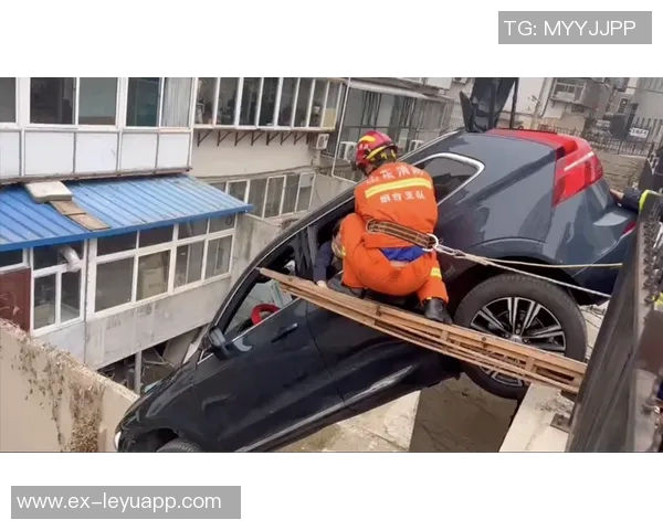 巴黎球迷大巴深夜抛锚高速上80人被困数小时等待救援 巴黎球迷大巴深夜抛锚高速上80人被困数小时等待救援