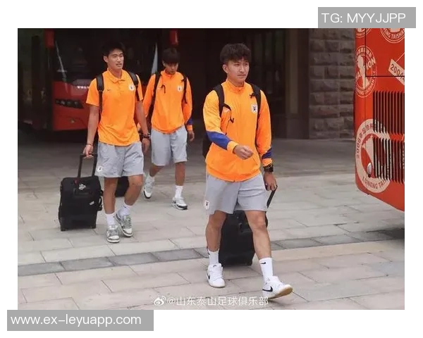 泰山队明星球员泽卡马德鲁加彭啸齐鲁超决赛现场与球迷亲密互动 泰山队明星球员泽卡马德鲁加彭啸齐鲁超决赛现场与球迷亲密互动