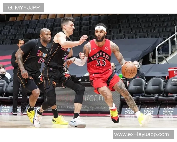 特伦特上篮受伤左小腿被搀扶回更衣室球迷心痛不已